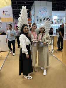 Eine Rutsche im Büro. Zwei Engel auf der Messe. Absurd? Ja. Unvergesslich? Auch ja 7 - muah 7 - muah